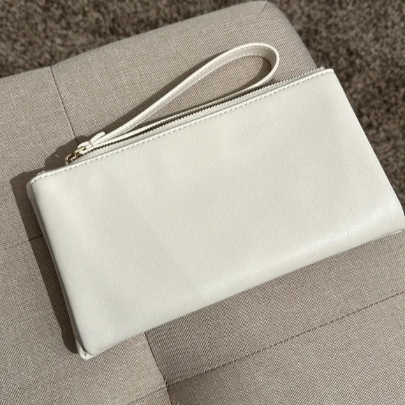 Kate Spade New York

MILLIE BOW MEDIUM WRISTLET - Picture 3 of 4